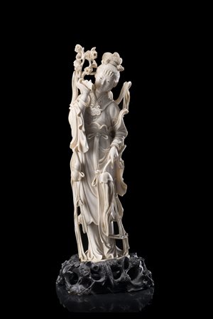 Scultura in avorio raffigurante una dama dalle lunghe vesti, con ramo...