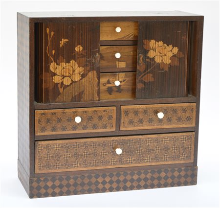 Portagioie in bambù e legno composto da sei cassetti e ante scorrevoli, con...