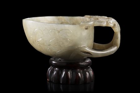 Piccola coppa da libagione in giada grigia e celadon, manico traforato e...