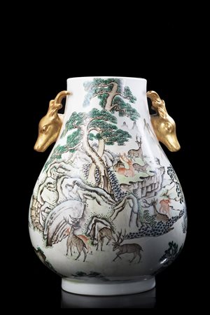 Vaso di forma arcaica hu con doppie anse dorate a forma di cervo, decorato in...