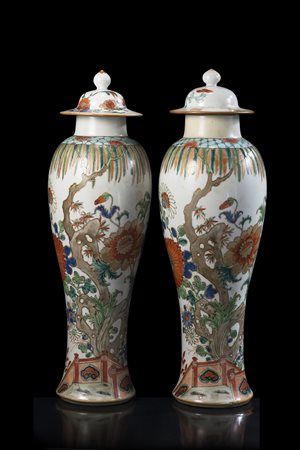 Coppia di piccoli vasi a balustro con coperchio con decorazione floreale in...