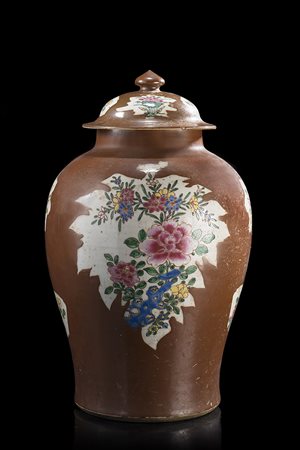 Vaso con coperchio in porcellana stile Batavian, decorato con motivi floreali...