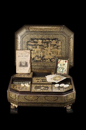 Scatola da gioco ottagonale laccata in nero e oro decorata con scena centrale...