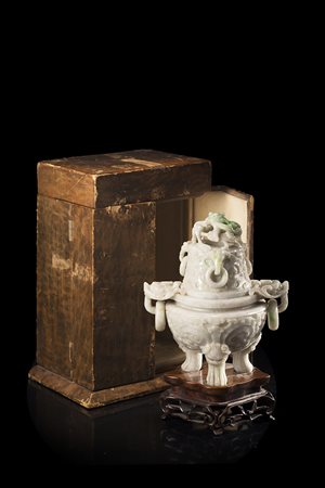 Incensiere tripode in giadeite color celadon con screziature verde mela, il...