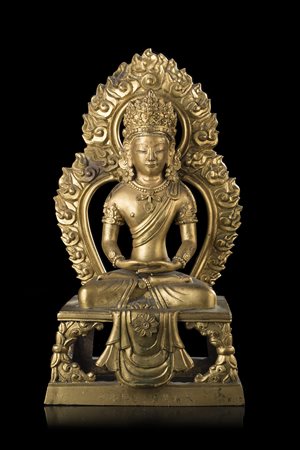 Scultura in bronzo dorato raffigurante un Bodhisattva seduto a gambe...
