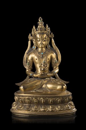 Scultura in bronzo dorato raffigurante un Bodhisattva seduto con le gambe...