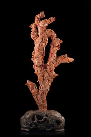 Grande ramo in corallo intagliato, raffigurante figure femminili dalle lunghe...