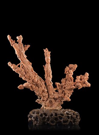 Ramo in corallo intagliato con figure femminili dalle lunghe vesti...