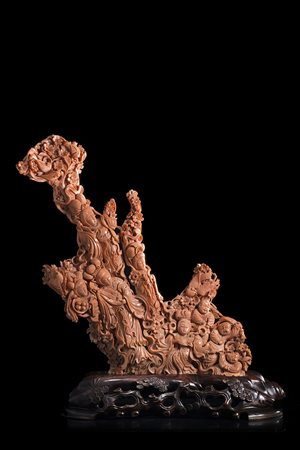 Grande ramo di corallo riccamente intagliato con figure femminili dalle...