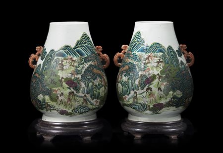 Coppia di vasi decorati con il motivo dei "cento cervi", dalla caratteristica...