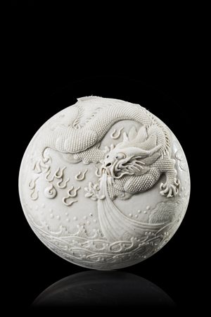 Piccola scatola in porcellana a pasta tenera, con raffinata decorazione a...