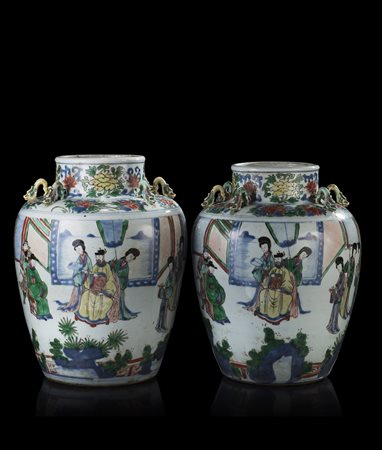 Coppia di giare in porcellana wucai, con piccole anse a forma di drago...