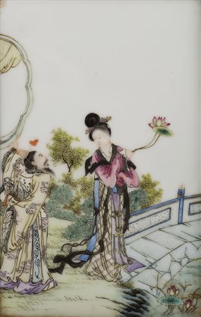 Due placche di porcellana, di forma rettangolare, una decorata con una dama...