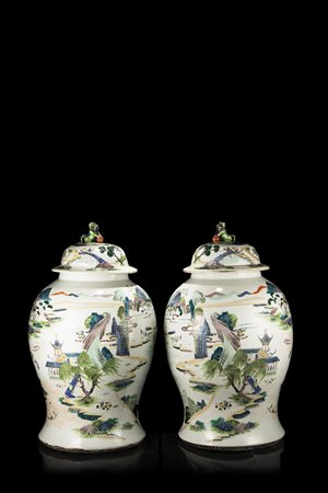 Coppia di grandi giare con coperchio decorate in smalti Famglia Verde con...