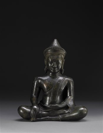 Buddha in bronzo raffigurato seduto a gambe incrociate, una corona sul capo,...