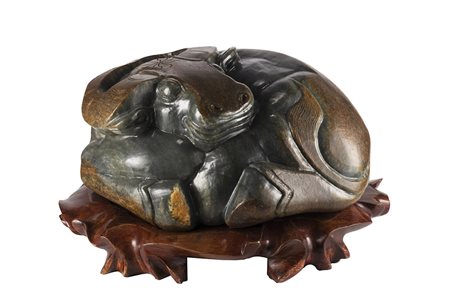 Grande bufalo in giada verde spinacio e grigio, intagliato e decorato secondo...