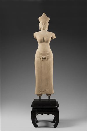 Statua di divinità in pietra grigia, con base in legno A grey stone deity,...