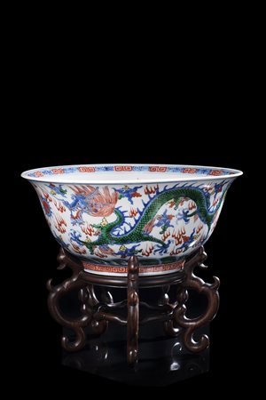 Grande ciotola wucai decorata con due draghi dai cinque artigli che si...