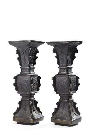 Coppia di vasi in bronzo, dalla forma arcaica fanggu, con decorazione incisa...