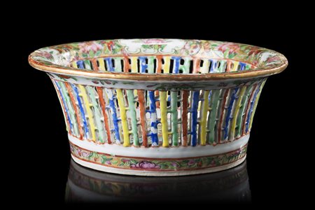 Ciotola decorata nei toni della Famiglia Rosa cantonese a scene di vita e...