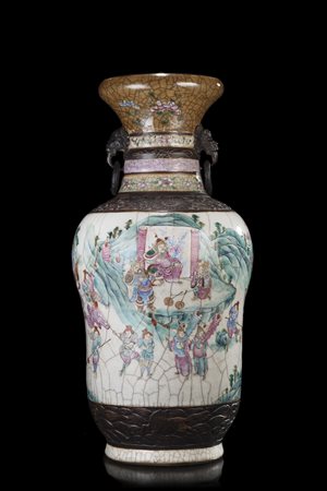 Vaso in porcellana a imitazione del bronzo e decorazione in Famiglia Rosa con...