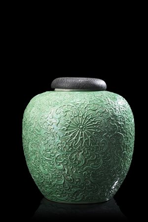 Giara in porcellana smaltata in verde con decorazione floreale a rilievo,...