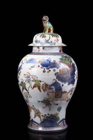 Vaso a balustro in porcellana wucai, con coperchio sormontato da leone...
