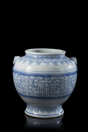 Vaso in porcellana bianca e blu, dalla forma bombata, con doppie anse a testa...