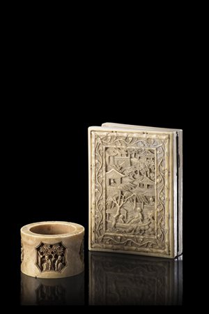 Portasigarette in avorio lavorato con figure in paesaggi e un portatovagliolo...