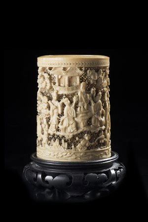 Portapennelli in avorio lavorato con motivo di figure tra alberi e pagode,...