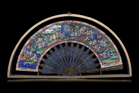 Grande ventaglio con stecche in filigrana d'argento, dipinto con figure in...