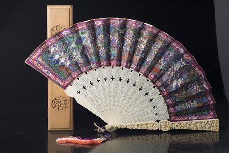 Ventaglio pieghevole in carta dipinta con stecche esterne in avorio lavorato,...
