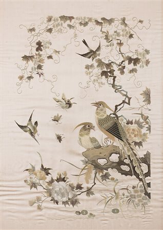 Ricamo in seta con filo beige e color avorio su fondo rosa chiaro,...