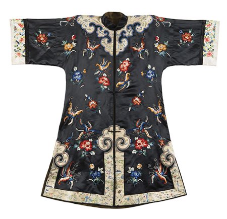 Veste in seta ricamata con farfalle e fiori su fondo nero, bordato con ricami...