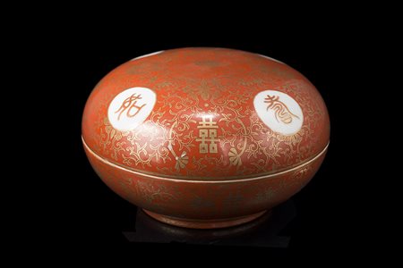 Scatola circolare con coperchio con decorazione dorata di caratteri arcaici e...