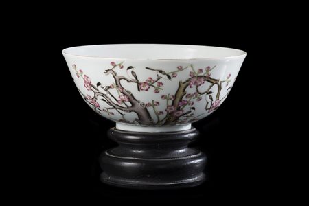 Ciotola in porcellana Famiglia Rosa decorata con gazze tra rami di pruno in...