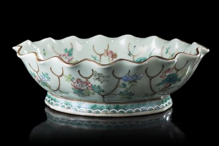 Ciotola a bordo polilobato decorata in Famiglia Rosa su fondo céladon a fiori...