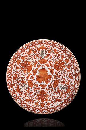 Piatto in porcellana rosso ferro con decorazione 'sanduo', raffigurante i tre...