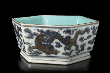 Ciotola esagonale in porcellana bianca e blu con lumeggiature decorata con...