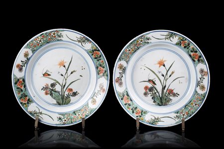 Coppia di piatti in porcellana Famiglia verde, con delicata decorazione...