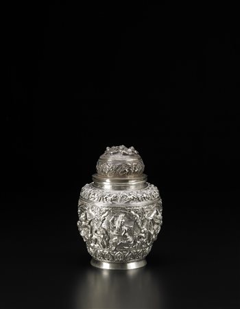 Piccola giara in argento con coperchio in argento stampato, sbalzato e...