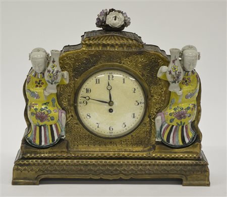 Curioso orologio da tavolo di gusto cinese con cassa in legno rivestito in...