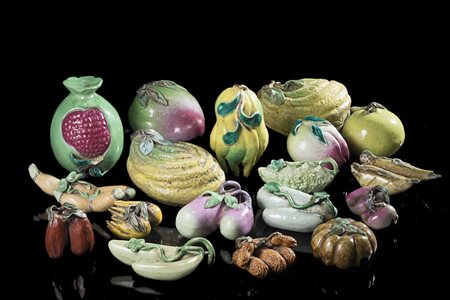 Gruppo di diciotto piccole sculture in porcellana policroma, composto da...