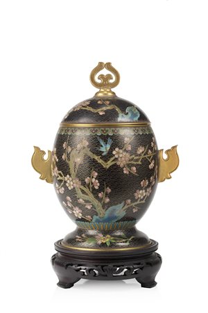 Vaso con coperchio in metallo cloisonne di forma ovoidale decorato con fiori...