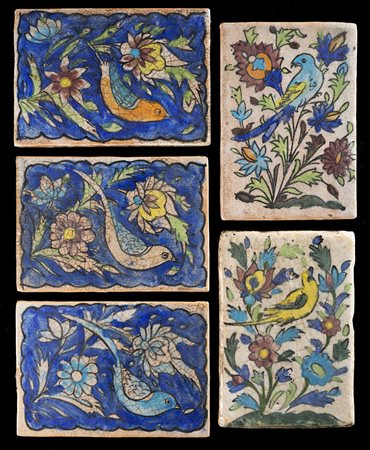 Cinque mattonelle con smalti di forma quadrata colorate su fondo bianco,...