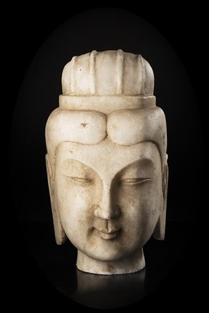 Testa di guanyin in pietra dura, raffigurata con espressione serena A guanyin...