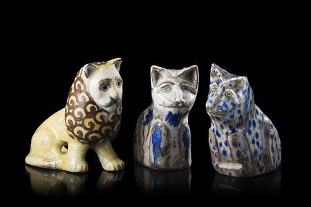 Tre gatti in terracotta Qajar, decorati sottocoperta con smalti decorati...