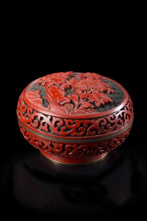 Piccola scatola circolare con copercio in lacca color cinabro, intagliata con...