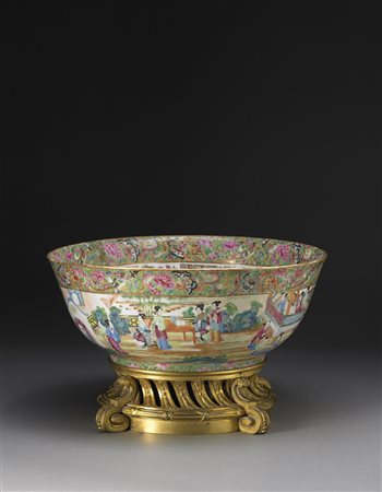 Grande bacile in porcellana Famiglia Rosa cantonese, decorato con figure in...