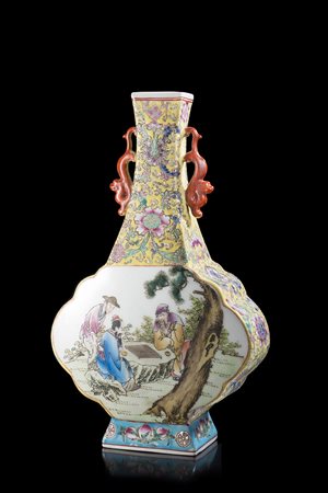 Piccolo vaso a bottiglia di forma schiacciata, con doppie anse a guisa di...